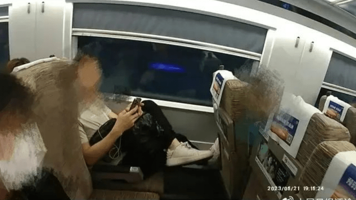 最新高铁霸座现象，规则与道德的探讨