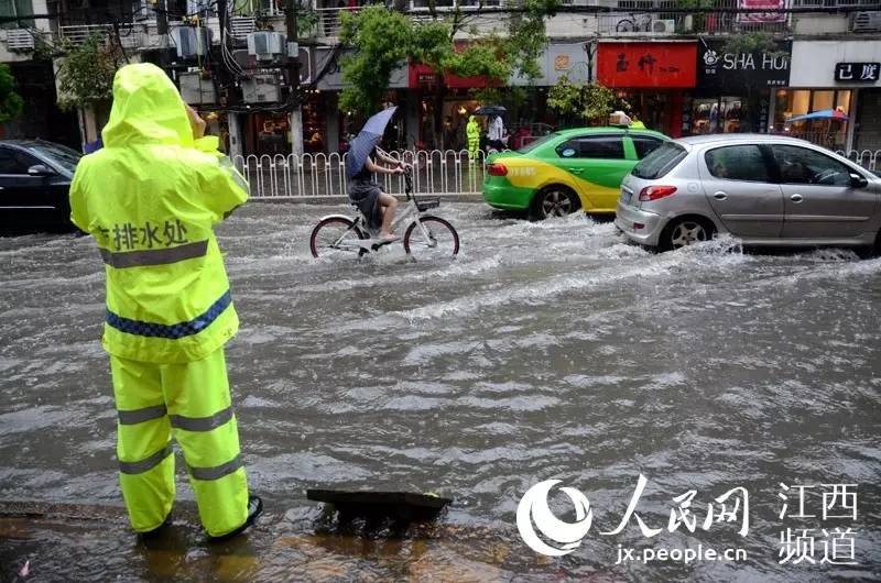 特大暴雨预警更新，欢乐家庭迎战暴雨挑战