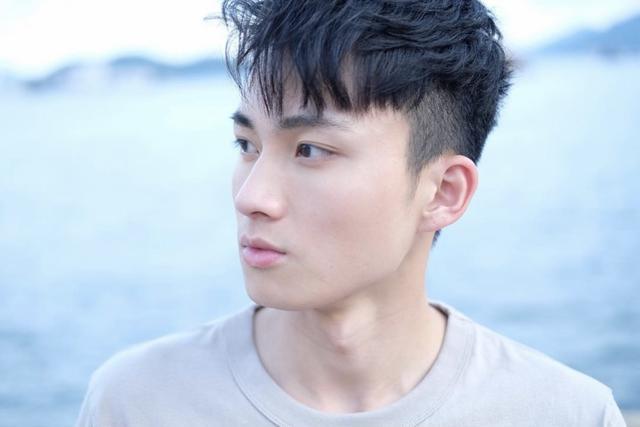 演技出众的年轻男演员，探寻内心的宁静之旅