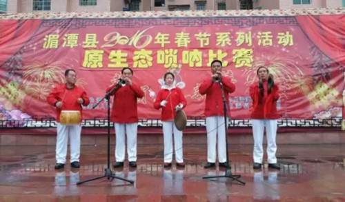 小巷深处的唢呐音乐盛宴，激情比赛狂欢开启！